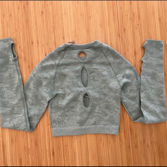 Gymshark Green Camo Seamless Crop Top - Picture 3 of 3